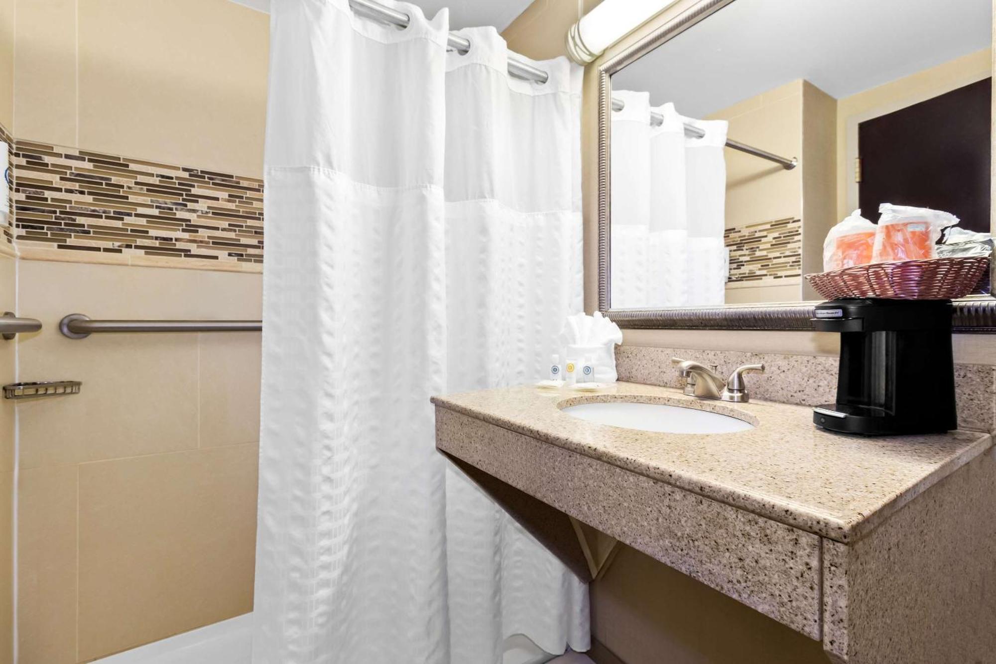 למברטון Comfort Suites מראה חיצוני תמונה