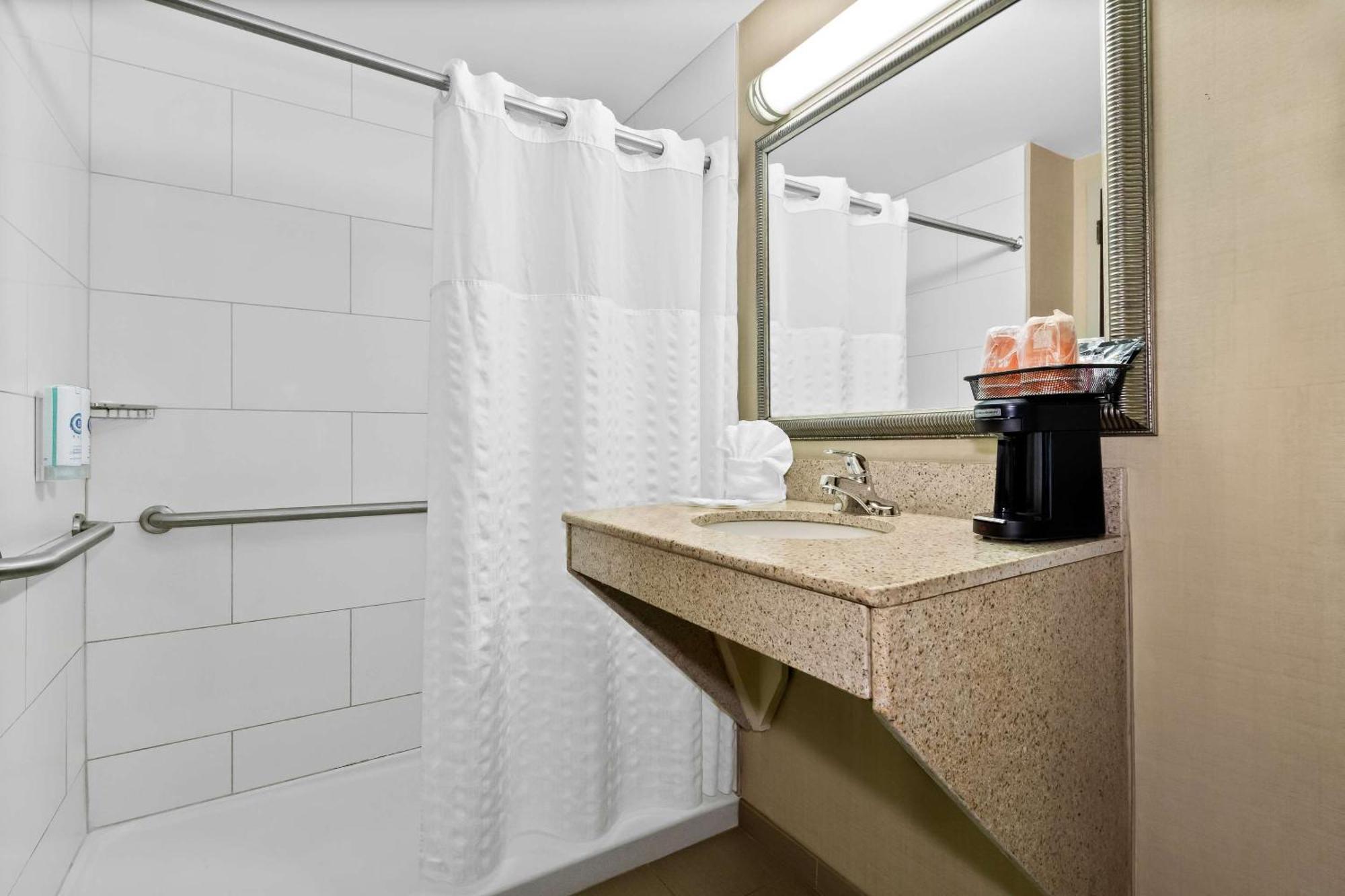 למברטון Comfort Suites מראה חיצוני תמונה