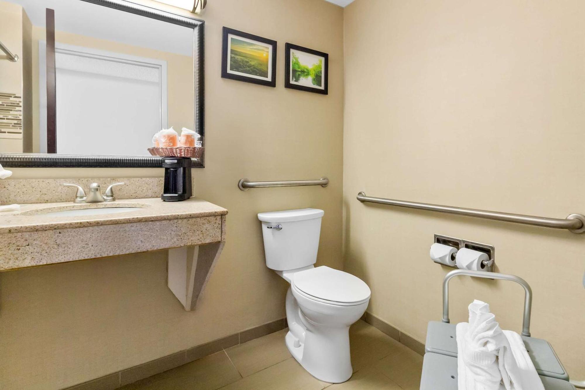למברטון Comfort Suites מראה חיצוני תמונה